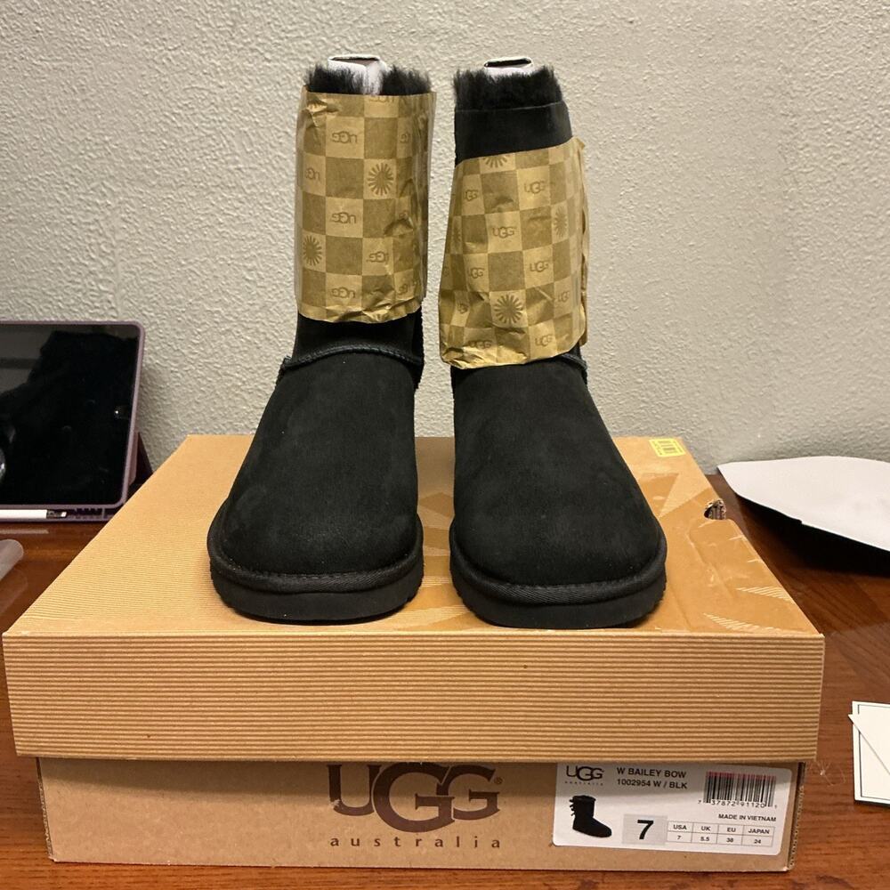 UGG Ladies Size 7 Bailey Bow Black Fur Lined Ankle Boots 1002954W-BLK Sz 7, 3224